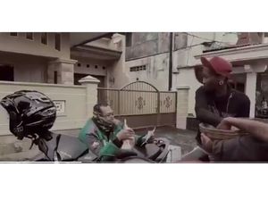 Inspiratif! Kawanan Anak Punk Ini Kompak Bagikan Takjil Gratis