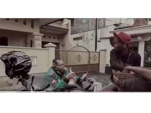Inspiratif! Kawanan Anak Punk Ini Kompak Bagikan Takjil Gratis
