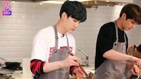Tak hanya berbakat di bidang musik, Suga juga jago masak. Ia salah satu anggota BTS yang piawai memasak sama seperti Jin BTS. Lihat nih aksinya saat membuat kimchi jigae atau sup kimchi khas Korea. Foto: Istimewa