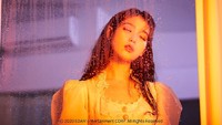 Pemilik nama asli Lee Ji Eun itu menampilkan sisi dewasanya. (Foto: Dok. EDAM Entertainment)