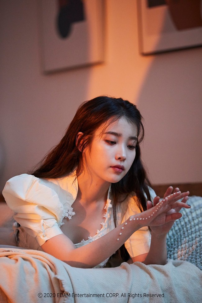 1. IUPosisi pertama ditempati oleh IU yang mendapat julukan Adik Bangsa. IU yang meraih 38,1% suara ini memikat publik dengan kepribadiannya yang ramah dan karya-karyanya yang selalu jadi hits. Foto: Dok. EDAM Entertainment