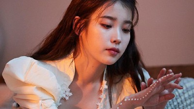 Pesona Ayu IU dalam Foto-foto BTS MV Eight