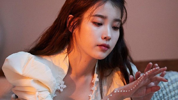 Pesona Ayu IU dalam Foto-foto BTS MV Eight