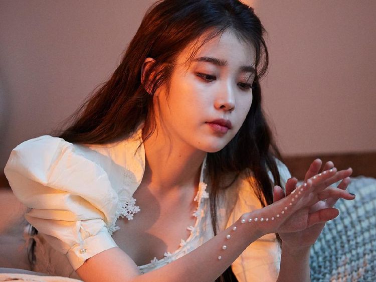 Pesona Ayu IU dalam Foto-foto BTS MV Eight