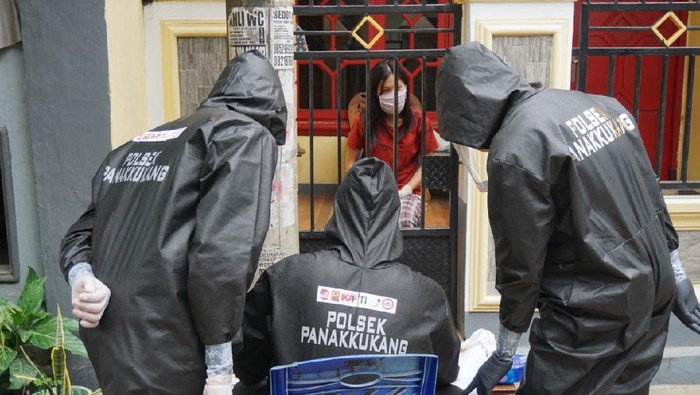 Polisi mendatangi rumah yang dibobol maling dan pemiknya harus menjalani karantina akibat positif Corona (dok. Istimewa).