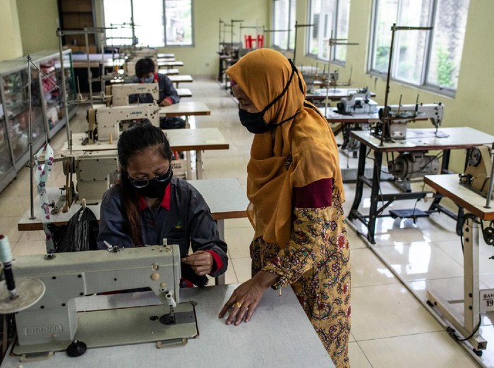 Virus corona: Gelombang PHK di tengah pandemi Covid-19 diperkirakan mencapai puncak bulan Juni, Kartu Prakerja dianggap tak efektif Virus corona: Gelombang PHK di tengah pandemi Covid-19 diperkirakan mencapai puncak bulan Juni, Kartu Prakerja dianggap tak efektif
