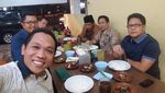 Heboh Karena Adu Mulut, Bupati Lumajang Hobi Panen dan Makan di Sawah