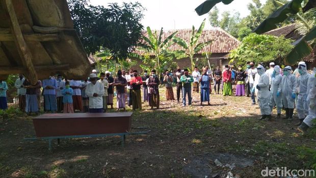 Sebelum dimakamkan, jenazah PDP disalatkan