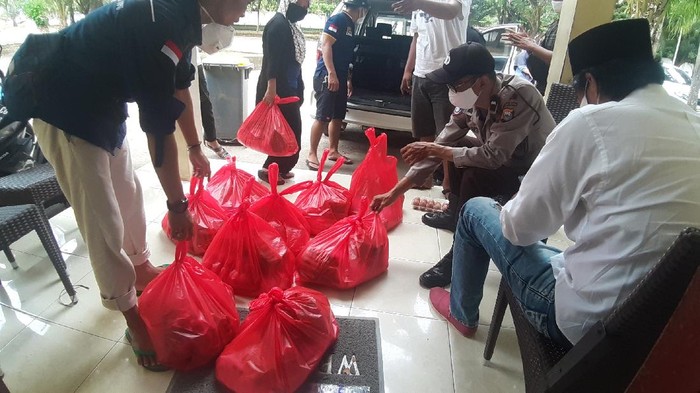 Paket sembako dari pengusaha Zainal Tayeb (66) yang dibagikan ke warga.