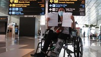 Seorang calon penumpang dengan ijin khusus berobat menunjukan surat syarat terbang di Terminal 3 Bandara Soekarno Hatta.