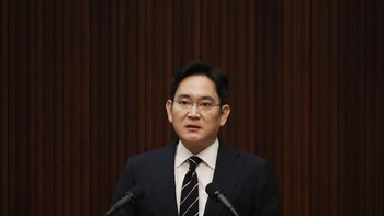 Kami akan memastikan tidak ada lagi kontroversi yang disebabkan oleh suksesi. Memang benar bahwa setiap kontroversi (seputar Samsung) telah disebabkan oleh hal ini, sambungnya. Foto: AP/Kim Hong-Ji