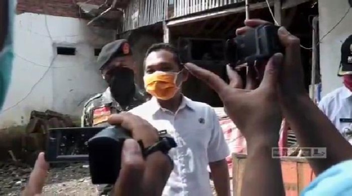 Perang argumen antara Bupati Lumajang Thoriqul Haq dengan Bupati Bolaang Mongondow Timur (Boltim), Sehan Salim Landjar berlanjut. Thoriq menyebut Sehan sebagai teman yang harus diingatkan.