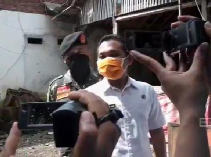 Perang argumen antara Bupati Lumajang Thoriqul Haq dengan Bupati Bolaang Mongondow Timur (Boltim), Sehan Salim Landjar berlanjut. Thoriq menyebut Sehan sebagai teman yang harus diingatkan.