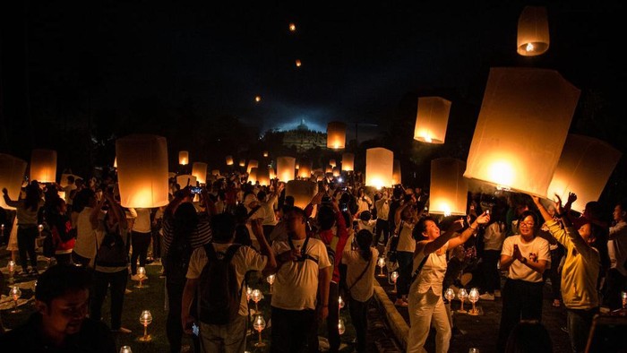 Umat Buddha pada hari ini merayakan waisak namun berbeda dengan tahun sebelumnya karena adanya pandemik COVID-19. Pada tahun ini umat Buddha di Indonesia tidak merayakan merayakan di Borobudur guna mencegah penyebaran virus COVID-19. Berikut kita lihat foto-foto perayaan waisak tahun lalu.