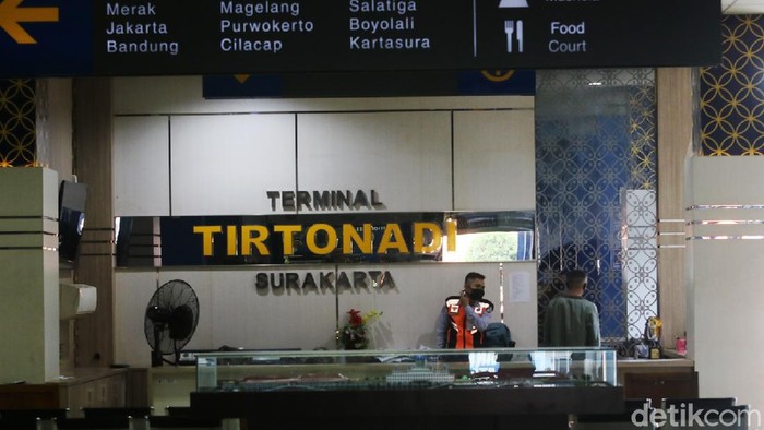 Menhub Budi Karya menyatakan telah memberi izin kepada moda transpoertasi umum untuk beroperasi. Salah satunya Terminal Tirtonadi di Solo.