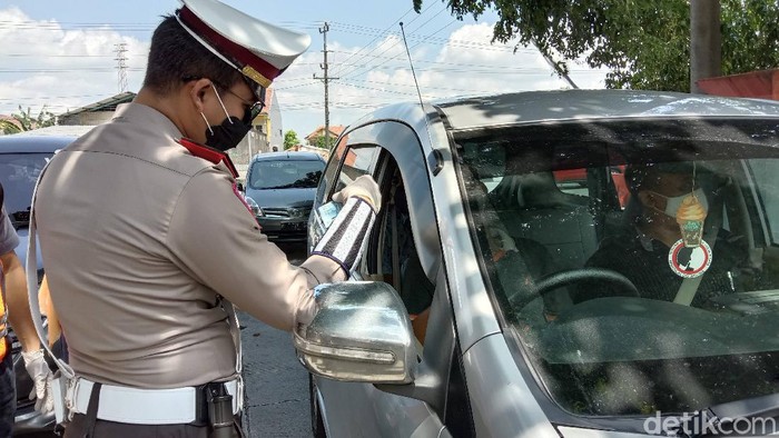 Dishub dan Satlantas Polres Kudus melakukan razia pengguna jalan saat melintas di Kudus.