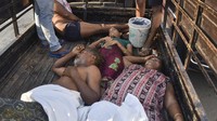 Sejumlah warga yang terdampak gas kimia langsung diangkut mobil untuk dibawa ke rumah sakit terdekat. Dilansir AFP, Kamis (7/5/2020), seorang perwira polisi menyebut gas tersebut bocor dari dua tangki yang tak terjaga karena lockdown di India sejak akhir Maret.