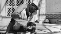 Pekerja melakukan perawatan di area Taj Mahal, 1955. Bangunan yang mengagumkan sepanjang masa ini dibangun oleh Shah Jahan sebagai bukti cintanya kepada salah satu istrinya, Mumtaz Mahal. Butuh waktu 22 tahun untuk menyelesaikan Taj Mahal. Three Lions/Getty Images.