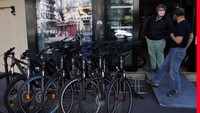 Pelanggan berbicara dengan mekanik untuk perbaikan sepeda di toko sepeda di Paris, Prancis (6/5/2020).