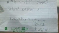 So sweet! Anak Thoriqul punya cara manis untuk memberikan makanan pada sang ayah. Kudapan ini juga dilengkapi dengan surat cinta tulisan sang anak.  Foto: instagram @thoriquhaq