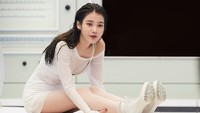 IU tampak berada di sebuah ruangan putih mirip laboratorium. (Foto: Dok. EDAM Entertainment)