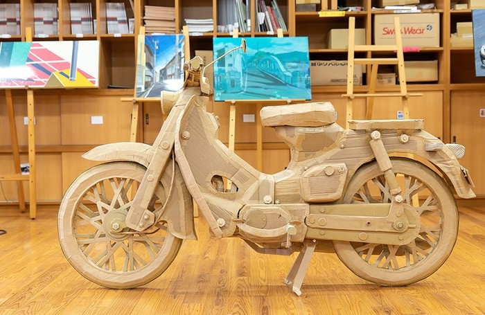Replika Honda Super Cub 100 dari kardus