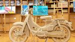 Wujud Replika Honda Super Cub 100 yang Terbuat dari Kardus