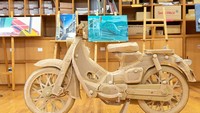 Proses pembuatan replika Honda Super Cub 100 ini memakan waktu hingga 3 bulan.(Foto: Honda Jepang)