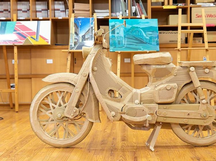 Wujud Replika Honda Super Cub 100 yang Terbuat dari Kardus