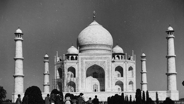 Jika pertama kali melancong ke India, patut untuk menjejak kaki di Taj Mahal. Bangunan spektakuler dari abad ke-17 tersebut masih utuh sampai saat ini, masih orisinil dengan segala pesonanya.