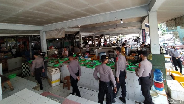 Petugas tutup paksa lapak-lapk pedagang di pasar Ciamis yang beroperasi melebihi ketentuan