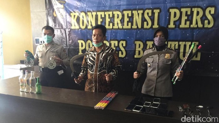 Barang bukti yang diamankan Polres Bantul dari remaja yang akan tawuran, Kamis (7/5/2020).