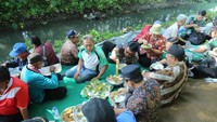 Makan di sawah jadi agenda rutin Thoriqul salah satunya dilakukan di pinggir sawah  bersama warga. Dengan beralaskan tikar sederhana, Thoriqul asyik makan lesehan dengan menu seadanya.  Foto: instagram @thoriquhaq