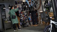 Pemilik toko sepeda menjelaskan kepada calon pembeli di tokonya di Paris, Prancis (6/5/2020). Prancis menjadi salah satu negara dengan korban Corona tertinggi di dunia.