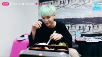 Dalam siaran langsung VLIVE lainnya, Suga BTS terlihat sedang menyantap satu set bento kesukannya. Foto: Istimewa