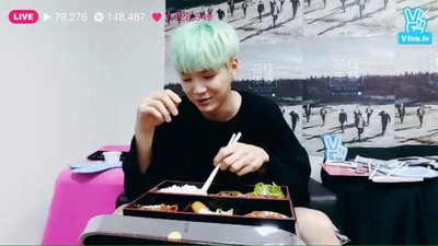 Yuk, Intip 10 Momen Makan Suga BTS yang Kolaborasi Bareng IU!