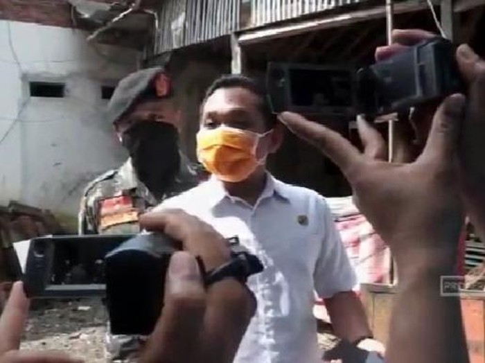 Perang argumen antara Bupati Lumajang Thoriqul Haq dengan Bupati Bolaang Mongondow Timur (Boltim), Sehan Salim Landjar berlanjut. Thoriq menyebut Sehan sebagai teman yang harus diingatkan.