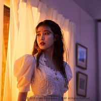 3. IUBerbakat dan dinilai berkepribadian baik, solois IU mendapat julukan adik bangsa. Tak mengherankan jika penyanyi dan aktris yang bermain dalam Hotel del Luna tersebut selalu masuk dalam daftar artis terpopuler dan terfavorit.Foto: Dok. EDAM Entertainment