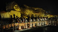 Patung Buddha tidur raksasa ini berada di Maha Vihara Mojopahit, Mojokerto. Patung yang dibangun tahun 1993 oleh Yayasan Lumbini ini masih menjadi yang terbesar di Indonesia. Robertus Pudyanto/Getty Images