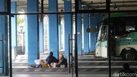 Meskipun Menteri Perhubungan Budi Karya Sumadi telah menyatakan izin untuk moda transportasi beroperasi tapi suasana di Terminal Tirtonadi masih lengang.