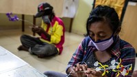 Dua pekerja korban PHK terdampak COVID-19 Elma Meika (20) (tengah) dan Juliana (22) (kiri) menyimak arahan instruktur saat mengikuti pelatihan menjahit di Balai Mulya Jaya, Jakarta, Kamis (7/5/2020).