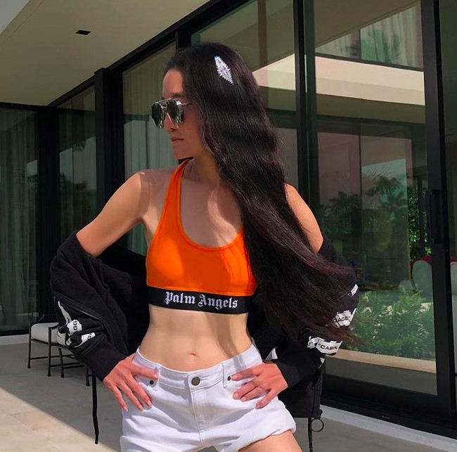 Aku dulu atlet elite di masa mudaku. Aku figure skater kompetitif Amerika Sekitar dan seorang penari Balanchine School of American Ballet. Aku pikir ketika kamu menghabiskan 16 tahun hidupmu beraktivitas fisik, ada semacam hal yang tinggal bersamamu. Ada memori otot karena itu, ujarnya.Foto: Instagram