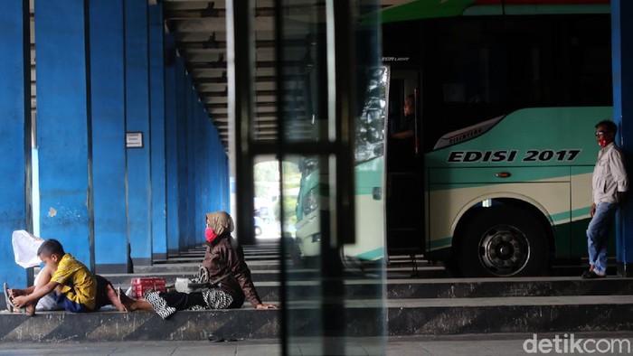 Menhub Budi Karya menyatakan telah memberi izin kepada moda transpoertasi umum untuk beroperasi. Salah satunya Terminal Tirtonadi di Solo.