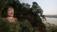 Patung Buddha di selatan Sichuan, China ini dibuat melalui pahatan di sebuah tebing dekat Kota Leshan. Patung yang tersembunyi di antara tebing batu ini mulai dibangun pada tahun 713 M oleh Dinasti Tang. China Photos/Getty Images.