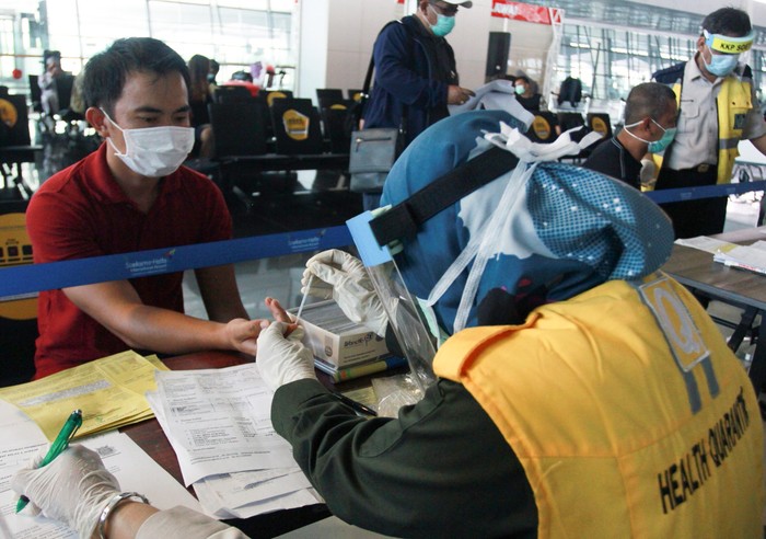 Seorang calon penumpang dengan ijin khusus berobat menunjukan surat syarat terbang di Terminal 3 Bandara Soekarno Hatta, Tangerang, Banten, Kamis (7/5/2020). Pemerintah melalui  kementerian Perhubungan  membuka kembali penerbangan domestik dengan penumpang bersyarat seperti pebisnis, penumpang Repatriasi, perjalanan dinas pejabat negara  dan tamu negara dengan wajib menyertakan surat keterangan Negatif COVID-19 dari rumah sakit. ANTARA FOTO/Muhammad Iqbal/nz