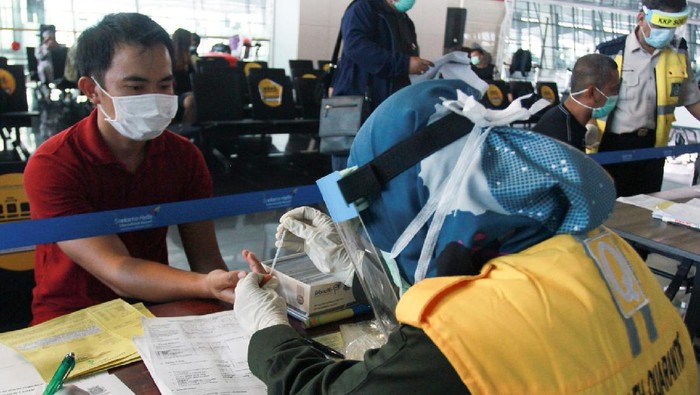 Seorang calon penumpang dengan ijin khusus berobat menunjukan surat syarat terbang di Terminal 3 Bandara Soekarno Hatta, Tangerang, Banten, Kamis (7/5/2020). Pemerintah melalui  kementerian Perhubungan  membuka kembali penerbangan domestik dengan penumpang bersyarat seperti pebisnis, penumpang Repatriasi, perjalanan dinas pejabat negara  dan tamu negara dengan wajib menyertakan surat keterangan Negatif COVID-19 dari rumah sakit. ANTARA FOTO/Muhammad Iqbal/nz