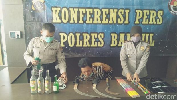 Barang bukti yang diamankan Polres Bantul dari remaja yang akan tawuran, Kamis (7/5/2020).