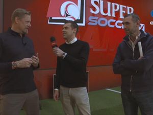 Peter Schmeichel & Martin Keown Kembali Diadu, Siapa yang Menang?