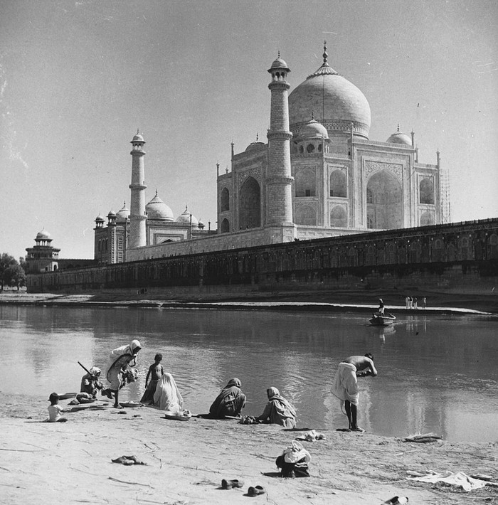 Taj Mahal dalam Bingkai Hitam Putih Jika pertama kali melancong ke India, patut untuk menjejak kaki di Taj Mahal. Bangunan spektakuler dari abad ke-17 tersebut masih utuh sampai saat ini, masih orisinil dengan segala pesonanya.