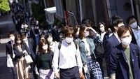 Ratusan Warga Tokyo memenuhi jalan ditengah pademi wabah Virus Corona. Perdana Menteri Jepang Shinzo Abe mengumumkan masa darurat terkait COVID-19 diperpanjang hingga akhir 31 Mei.